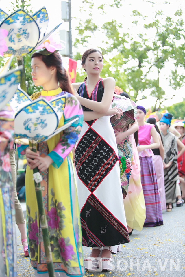 Tân Hoa hậu Việt Nam 2014 nổi bật trong đoàn diễu hành trên đường phố Huế.