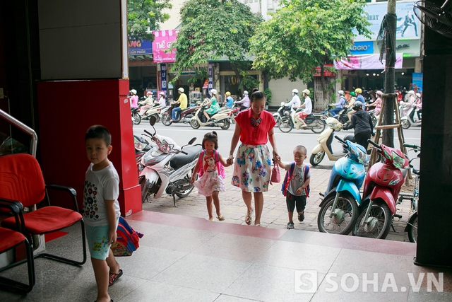 8h sáng, Thảo Hương đưa con đến trường. Trường học của hai đứa trẻ nằm đối diện nhà. Hai bé sẽ ăn sáng tại trường nên bà mẹ trẻ không phải lo khoản nấu nướng vào buổi sáng.