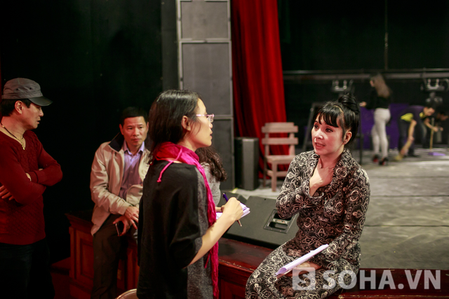 Khi các nhân viên hậu đài dọn dẹp sân khấu cũng là lúc chị tiếp tục trả lời phỏng vấn của một phóng viên khác. Ở bên cạnh, những người bạn của NSND Lan Hương đang cố nán lại để mời chị đi ăn mừng.