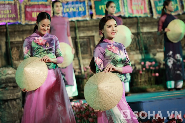 Không chỉ catwalk,tại buổi bế mạc Festival cô còn biểu diễn múa với nón lá.