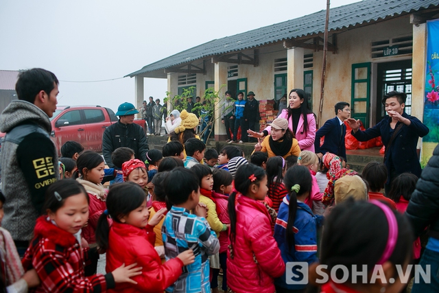 Không muốn bỏ sót bất kỳ em học sinh nào, đoàn đã cho các em xếp hàng để lần lượt nhận quà. Hôm đó có 650 suất quà đã được trao đến tay các em.