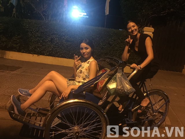 Sau khi biểu diễn xong, Kỳ Duyên cùng Ngọc Hân đi xích lô dạo vòng quanh thành phố, thậm chí cô còn tự thử sức mình trong việc đạp xích lô.