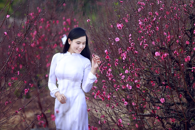 Lấy cảm hứng từ mùa Xuân, từ những cành đào bừng sức sống, Lương Giang thực hiện bộ ảnh này như một lời chào tới khán giả.