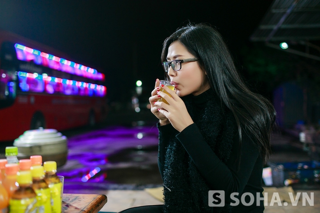 Khi xe dừng lại nghỉ ngơi, Nguyễn Thị Loan tranh thủ uống cốc trà ấm và xuýt xoa vì cái lạnh của miền Bắc.