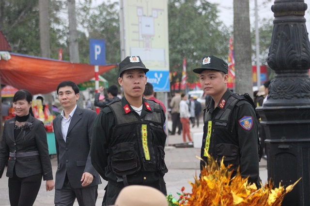 Lực lượng CSGT và CSCĐ được huy động tối đa nhằm đảm bảo tình hình an ninh trật tự cho lế hội đến Trần