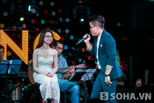 Dìu cô ngồi lên ghế, Đinh Mạnh Ninh gửi tặng người đẹp và những người hâm mộ một ca khúc tình yêu lãng mạn.