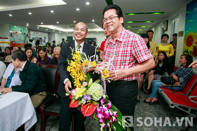 NSƯT Trần Nhượng mang hoa đến chúc mừng đồng nghiệp.
