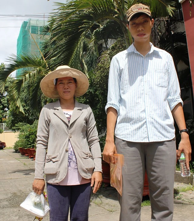 Với chiều cao 2m, em Đoàn Nhựt Nam (quê H.Gò Công Đông, Tiền Giang) đã gây chú ý với nhiều người khi tham dự kỳ thi đại học năm 2014, tại hội đồng thi trường THPT Tam Phú (Q.Thủ Đức). (Ảnh: Zing)