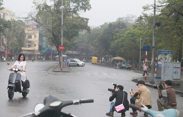 Tạo dáng, chụp ảnh trên phố sáng mùng 1 Tết là niềm yêu thích của rất nhiều nhiếp ảnh gia.