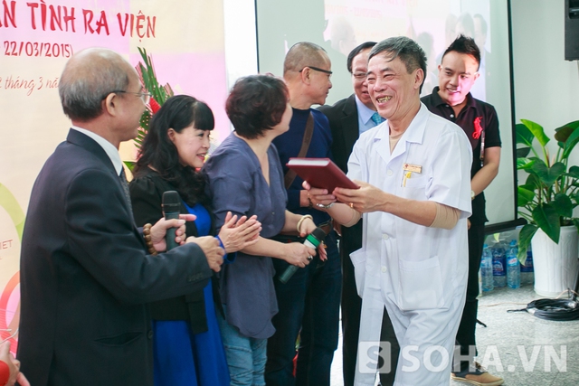Bác sĩ Chân tặng nghệ sĩ Hán Văn Tình cuốn album ghi lại những hình ảnh trong những ngày anh điều trị ở viện.