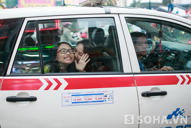 Phương Mỹ Chi vui vẻ chào tạm biệt fan.