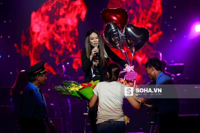 
Với lượng fan khá đông nên cô nhận được được rất nhiều hoa và quà ngay từ đầu chương trình.
