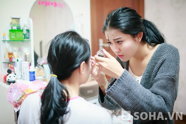 Không chỉ make up cho mình, Huyền My còn tự tay trang điểm cho người bạn đồng hành: cô gái thuộc Top 40 Hoa hậu Việt Nam Bùi Thị Thu Trang.