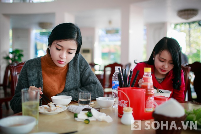 Sau khi đến Quảng Ninh , hai cô gái dừng chân tại một quán ăn bình dân và ăn sáng.