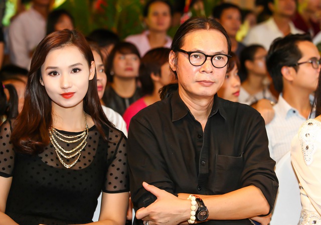 Tại sự kiện, nữ diễn viên được xếp ngồi cạnh đạo diễn Trần Lực.