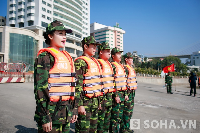 Huyền My tham gia chương trình “Chúng tôi là chiến sĩ” cùng với bộ đội lục quân Quảng Ninh.