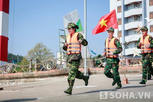 Á hậu Việt Nam vui vẻ tham gia vào các phần thi cứu hộ trên biển.