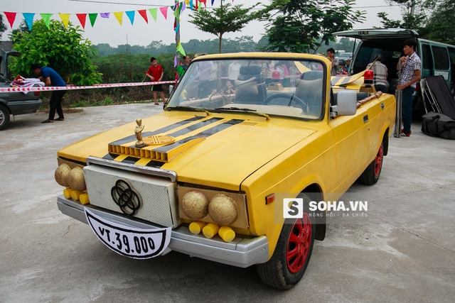 
Dòng phim hài Tết vốn bị đánh giá là loại phim mì ăn liền vì sức đầu tư kém, ít sự trau chuốt. Tuy nhiên, nhận xét này không thực sự đúng với Đại gia chân đất của đạo diễn Trần Bình Trọng. Trong Đại gia chân đất 6, vị đạo diễn này đã phục chế hẳn 1 chiếc xe hơi chỉ để làm đạo cụ cho phim.
