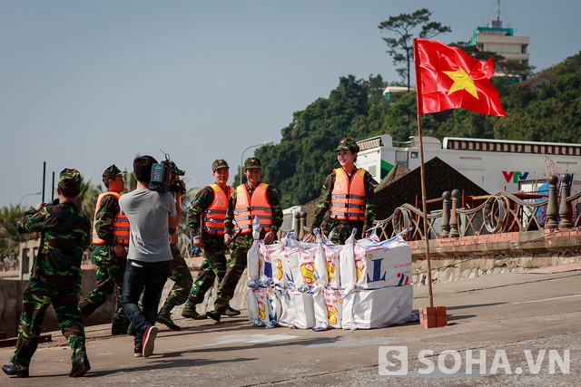 Huyền My nhanh chóng cùng các đồng đội trở về điểm tập kết để hoàn thành phần thi.