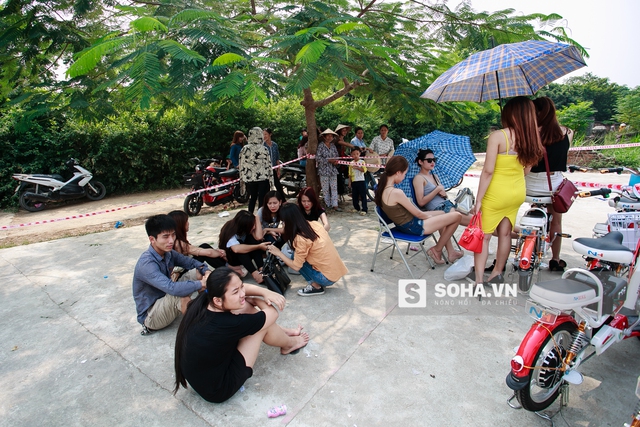 
Trời nắng nóng lại phải quay đi quay lại khá nhiều lần khiến mọi người đều mệt mỏi.
