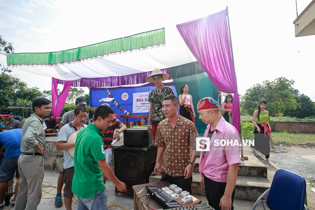 
Với mong muốn tôn vinh người phụ nữ chân lấm tay bùn, trưởng ban văn hóa thôn Công Lý đã đứng ra tổ chức cuộc thi Hoa hậu quý bà của thôn.
