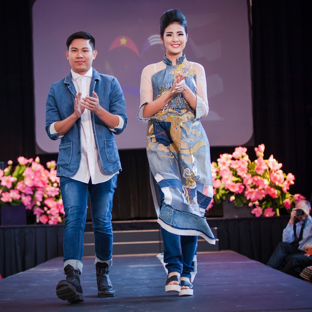 Nếu nhà thiết kế Minh Hạnh mang chuộng chất liệu jean và họa tiết hoa sen thì những mẫu thiết kế của Quang Nhật rất năng động với kiểu dáng trẻ trung nhưng vẫn mang đậm nét Việt Nam với những phù điêu kiến trúc cổ.