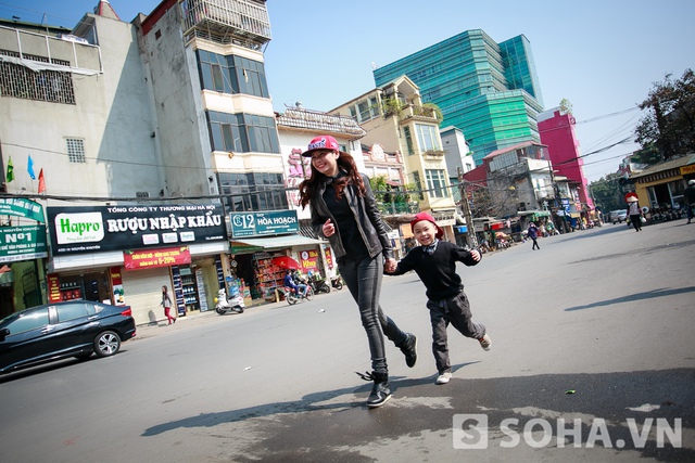 Hình ảnh 2 mẹ con Lưu Kỳ Hương tung tăng đi chợ đã quá quen thuộc với những người dân khu phố Nam Ngư. Nữ ca sĩ chia sẻ: Mình chạy show suốt, ít có thời gian cho con nên lúc đi chợ thế này cũng là lúc để 2 mẹ con dạo phố cùng nhau.