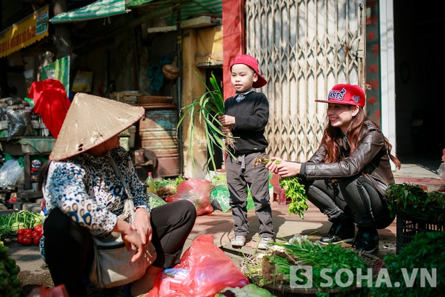 Bé Khang - Con trai Lưu Kỳ Hương - khá lanh lợi. Sau khi trao đổi với mẹ về những món sẽ ăn trong bữa trưa, cậu bé thoăn thoắt lựa rau, chọn gia vị cho các món ăn.