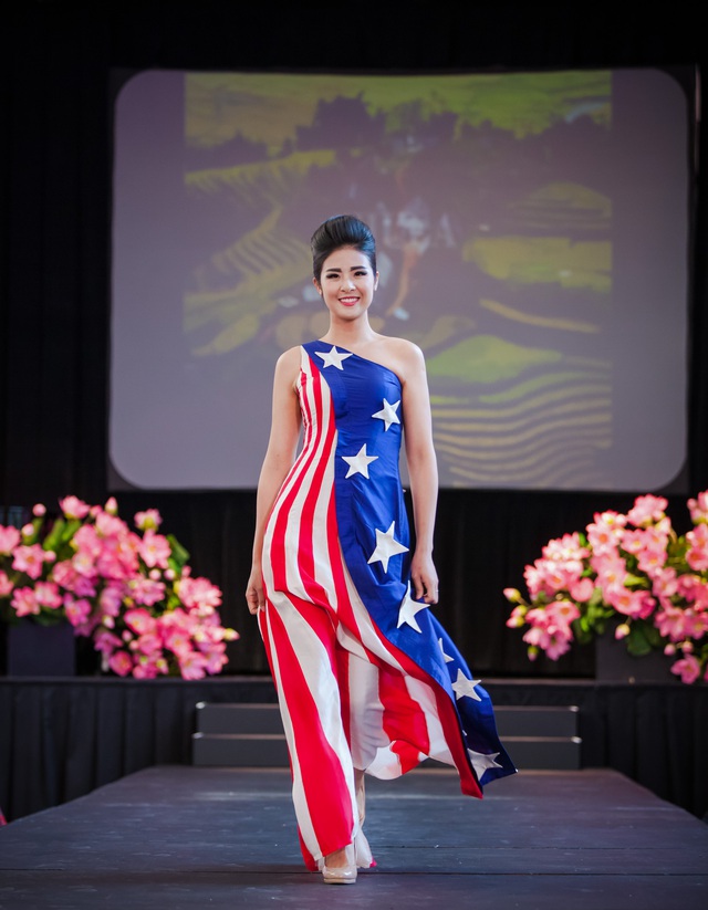 Đặc biệt và ấn tượng nhất là chiếc váy lệch vai cách điệu từ lá cờ Mỹ. Khi Hoa hậu Ngọc Hân diện mẫu thiết kế này bước ra sân khấu, khán giả bên dưới đã ồ lên vì thích thú.