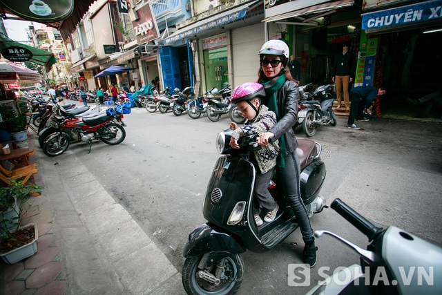 Buổi chiều, Lưu Kỳ Hương đi tập cùng cả đoàn. Nếu là ngày nghỉ, bé Khang cũng sẽ tháp tùng mẹ đi tập. Chị phân trần: Lịch tập khá nghiêm túc, ai đến muộn sẽ bị phạt nên nhiều khi ăn cơm trưa xong còn chưa kịp rửa bát đã phải đi rồi.