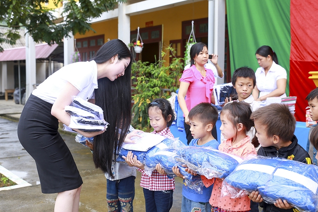 
Trường Tiểu học Yên Thành - Huyện Quảng Bình - Tỉnh Hà Giang có rất nhiều em học sinh thuộc gia đình khó khăn, phải đi bộ nhiều km đồi núi để tới trường. Điều này khiến Hoa hậu Ngọc Anh rất xúc động.
