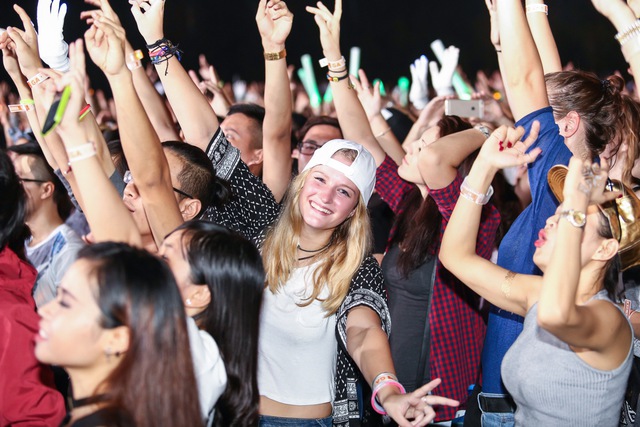 
Đêm biểu diễn của Armin đã mang lại 1 bữa tiệc âm thanh tuyệt vời cho khán giả tại Hà Nội.
