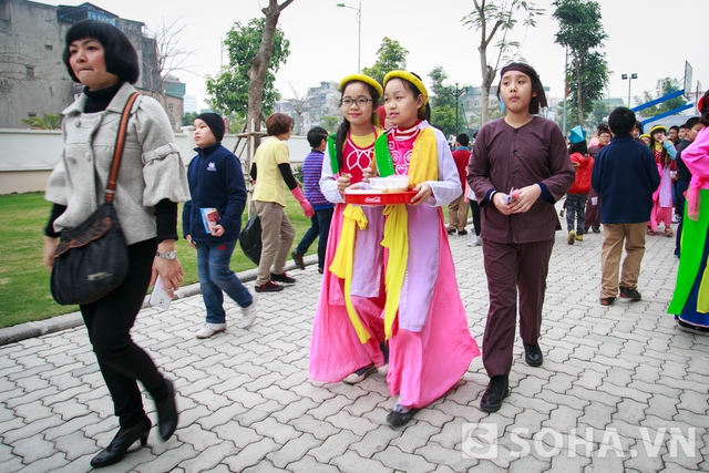 Các em học sinh trong các trang phục xưa của Việt Nam chăm chỉ đi bán hàng rong.