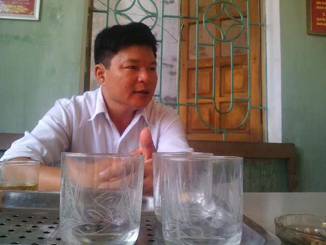 
Ông Nguyễn Văn Bến - Trưởng công an xã Quốc Tuấn - trao đổi với PV.
