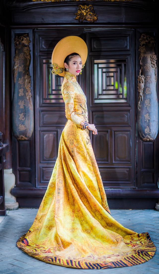 
Để hoàn thành bộ lễ phục này, nhà thiết kế Huỳnh Hải Long và Đặng Thế Huy Phải mất ba tháng làm việc liên tục.
