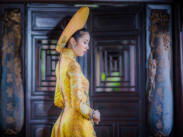 
Để chuẩn bị cho đêm thi, Thúy Vân đã mang theo lễ phục đậm nét văn hóa Việt.
