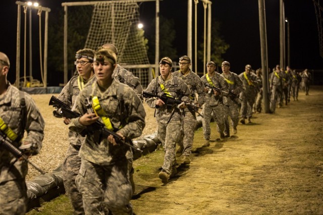 Các binh sĩ Mỹ sau bài tập chạy mang vũ khí.