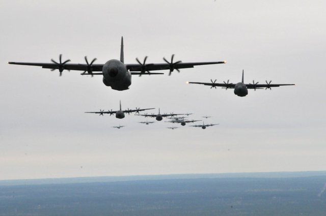 Đội hình những chiếc C-130J và WC-130J trong 1 đợt huấn luyện.