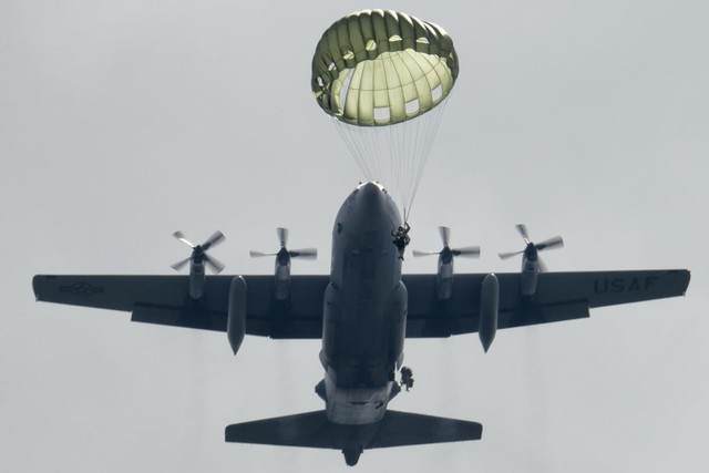 Vào tháng 9 vừa qua, lính Mỹ nhảy dù từ chiếc C-130 tại trung tâm huấn luyện liên hợp Fuji, Nhật Bản.