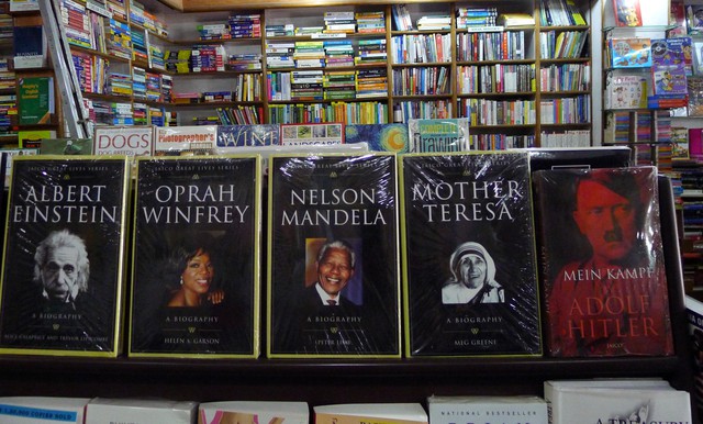 Mein Kampf được bày bán tại một hiệu sách ở New Delhi, Ấn Độ. Ảnh: Delhi Planet.