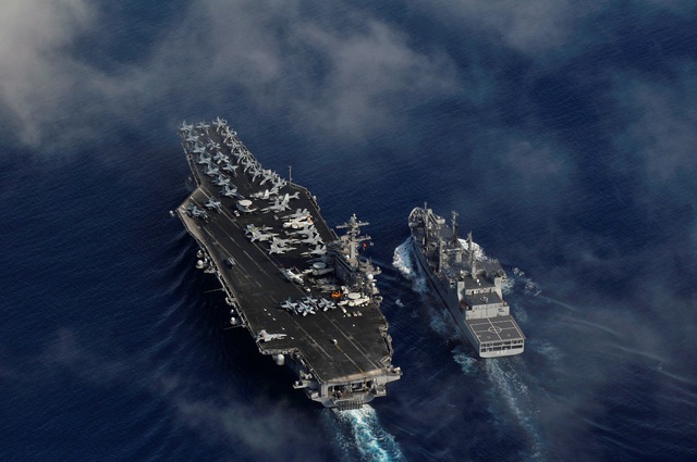 
Tàu INS Shakti của Ấn Độ và tàu sân bay USS Carl Vinson của Mỹ trong cuộc tập trận Malabar hồi năm 2012. Ảnh: Wikipedia
