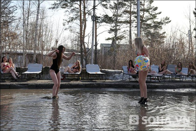 Các cô gái thoải mái chơi đùa giữa vũng nước bẩn. Ảnh: The Siberian Times.