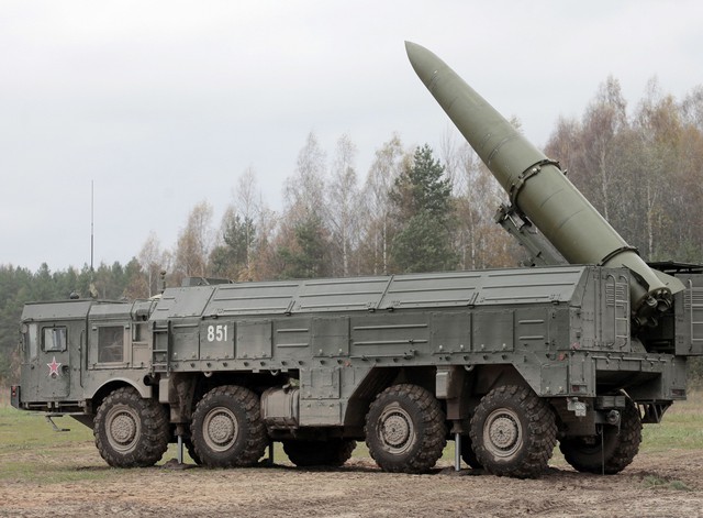 Xe phóng tổ hợp tên lửa đạn đạo chiến thuật Iskander-M.