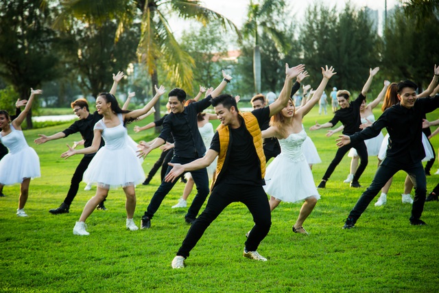 
Điều đặc biệt của MV là màn trình diễn flashmob tỏ tình do chính Trọng Hiếu biên đạo. Thông qua đây, anh muốn gửi đi một thông điệp: Hãy tự tin trong tình yêu của mình, chiến đấu để bảo vệ nó trước những khó khăn. Đừng bao giờ bỏ cuộc vì tình yêu là vô cùng thiêng liêng và đẹp đẽ”.
