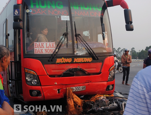 Sau cú đâm, chiếc xe cùng số gà bị dính ở đầu xe và bị kéo lê hơn 20m trên đường.