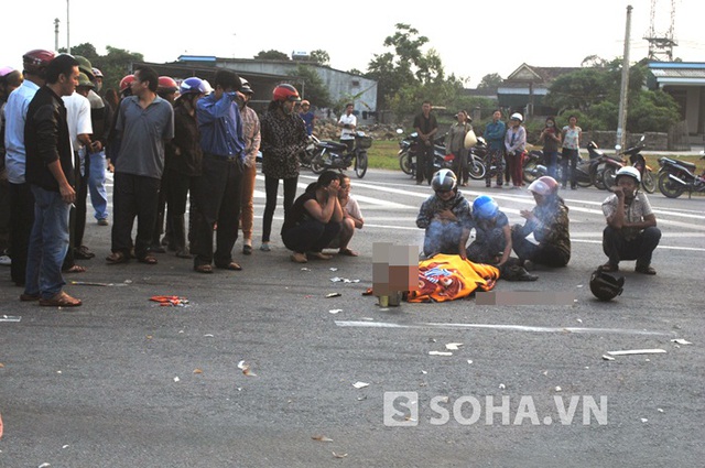 Thi thể nạn nhân Thái bị hất văng xa.