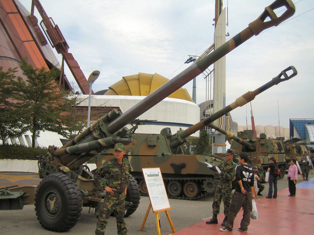 Pháo lựu xe kéo KH179 của Quân đội Hàn Quốc.