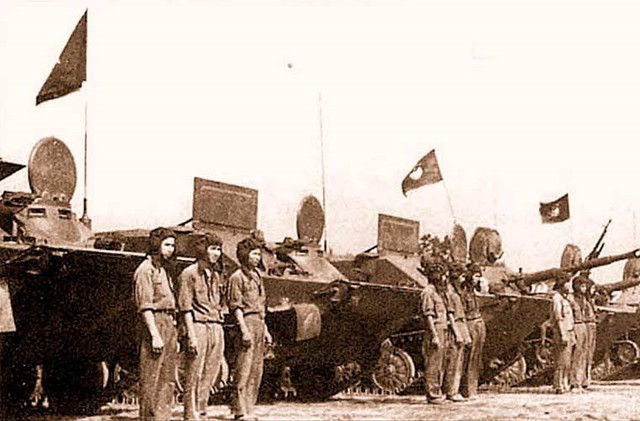 
Trung đoàn BBCG202 được trang bị hỗn hợp BTR-50PK và xe tăng lội nước PT-76 trước giờ xuất trận.
