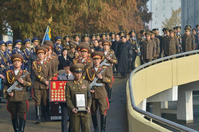 
Hwang Pyong So (phía sau bên trái Kim Jong Un) trong lễ tang nguyên soái Triều Tiên Ri Ul Sol ngày 11/11. Ảnh: Rodong Sinmun

