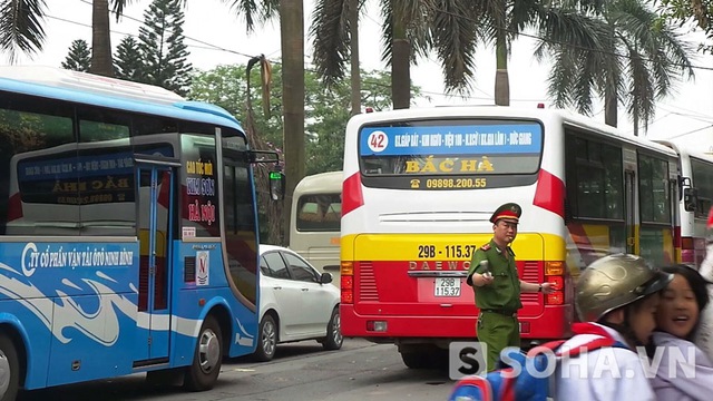 Anh Nguyễn Văn Tú, chủ nhà xe tuyến Kim Sơn, Ninh Bình - Hà Nội, cho hay, số lượng người về quê quá đông nên trước giờ xuất bến khoảng 1 tiếng đồng hồ đã không còn chỗ để dành cho khách quen đặt trước: Không có cách nào để giữ chỗ trước cho khách đặt, họ cứ tự chen lấn lên xe và ngồi vào bất cứ ghế nào để trống, anh Tú chia sẻ.